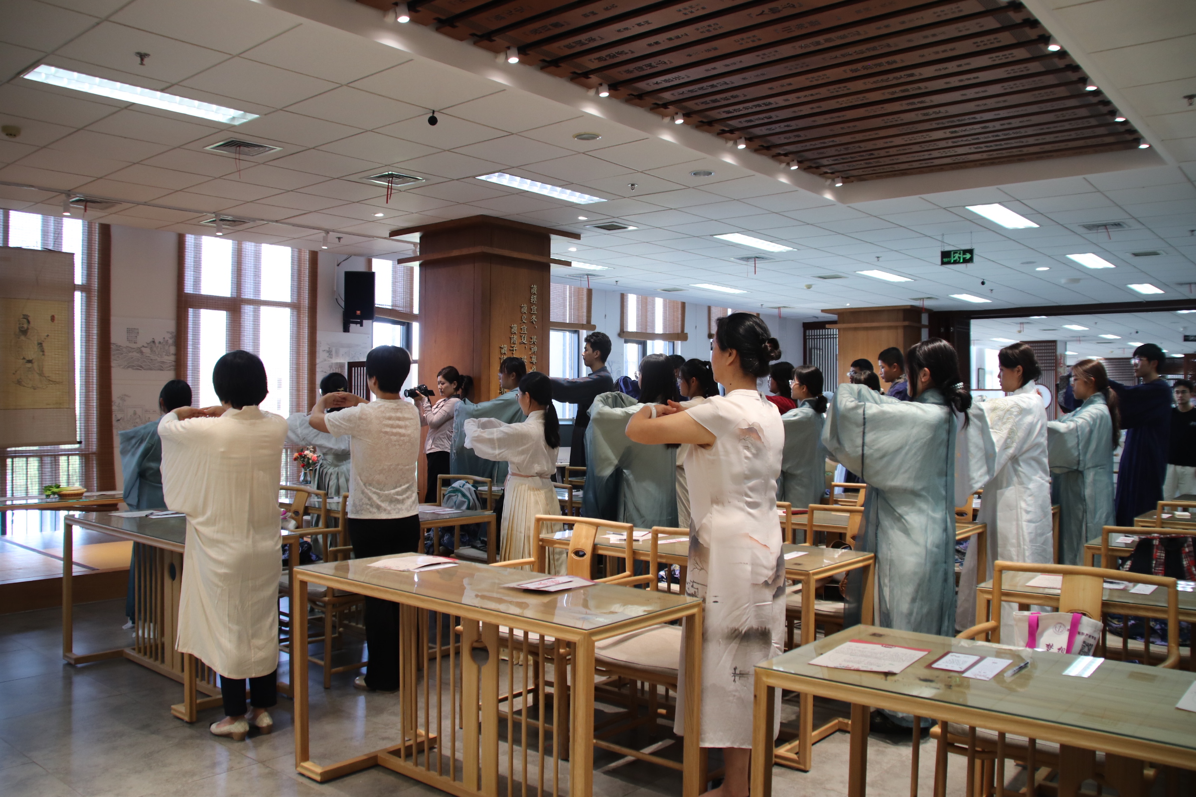 承国学之美 扬尊师之礼——法学院组织师生参加尊师礼活动